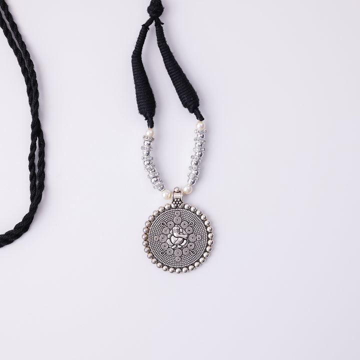 Arshiya Metal Pendant Necklace